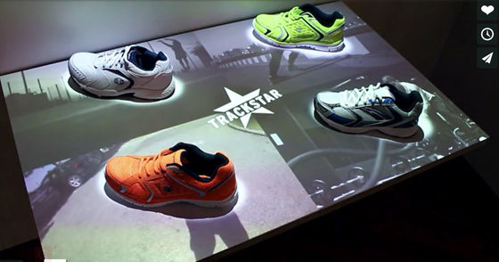 La publicité visuelle de intégration interactive de système de gestion d'objet exposé d'étalage de magasin de chaussure